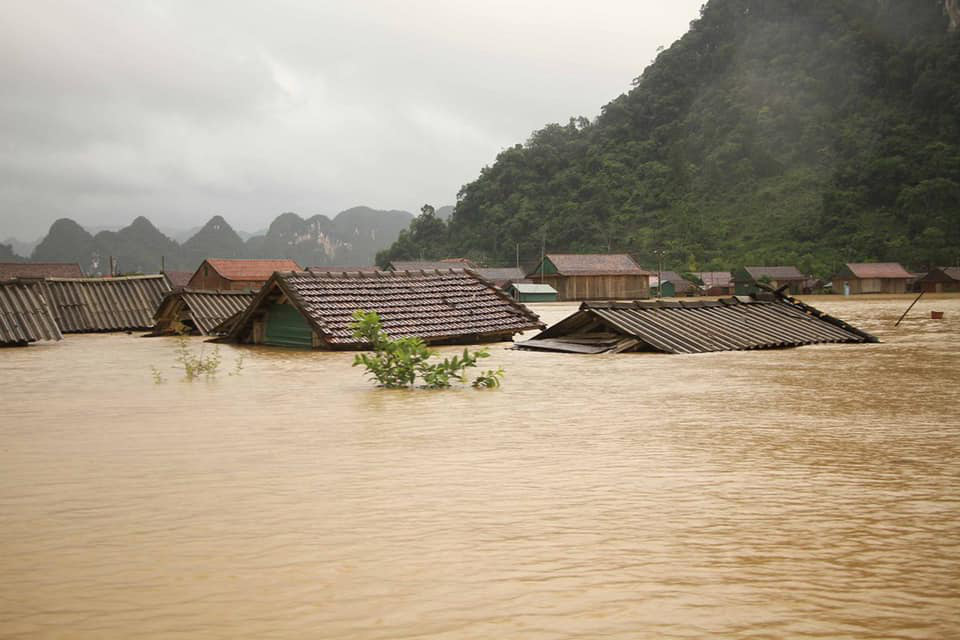 Warm in the flood season: Thuy Tien asked for 1 billion VND in just 1 hour, he decided to come to Central to help people!  - Photo 4.