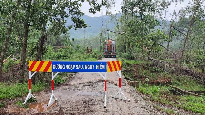 Bộ đội bám dây vượt khe nước tiếp cận thủy điện Rào Trăng 3, trực thăng đã cất cánh từ Đà Nẵng để cứu nạn - Ảnh 3.