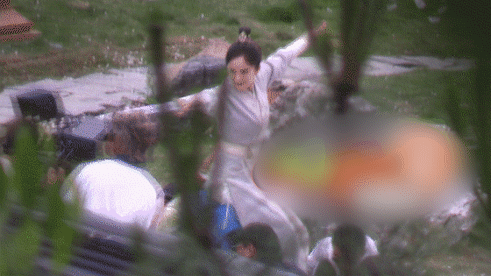 50 sắc thái của Dương Mịch ở hậu trường phim: Luôn bị bắt gặp thái độ cau có, hiếm lắm mới nở nụ cười - Ảnh 18.