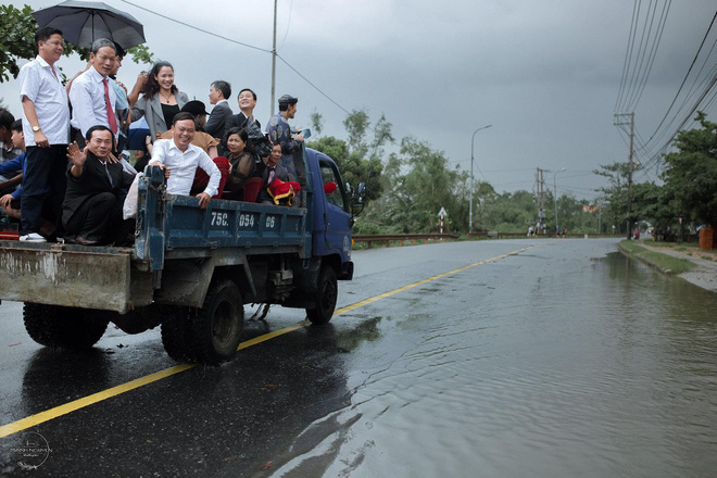 Đám cưới mùa mưa lũ ở Huế: Rước dâu bằng ghe và xe ben, khách mời xắn cao ống quần, lội nước tới chung vui - Ảnh 2.