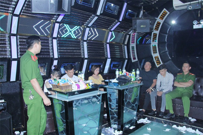 Lào Cai: Bắt giữ 6 đôi nam nữ mở “tiệc ma tuý”, thác loạn tại quá karaoke A88 - Ảnh 2.