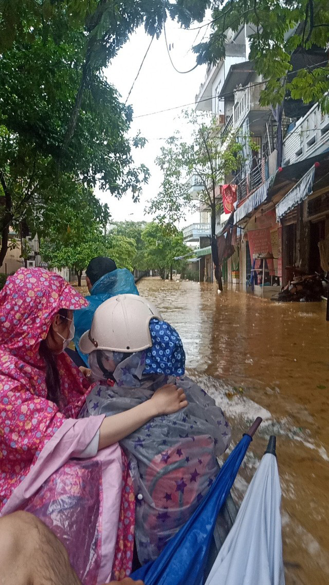  Những ngày sống giữa tâm lũ của sinh viên ngoại tỉnh tại Thừa Thiên Huế  - Ảnh 1.