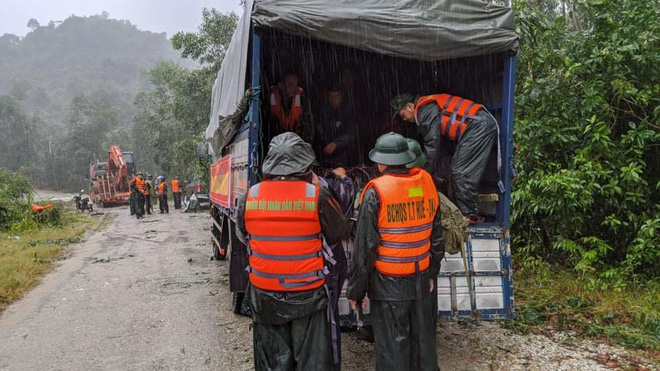 Bộ đội bám dây vượt khe nước tiếp cận thủy điện Rào Trăng 3, trực thăng đã cất cánh từ Đà Nẵng để cứu nạn - Ảnh 4.