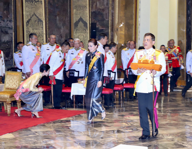 Khoảnh khắc Hoàng quý phi Thái Lan cúi chào hành lễ trước Hoàng hậu Suthida và thái độ của cả hai thu hút sự chú ý - Ảnh 5.