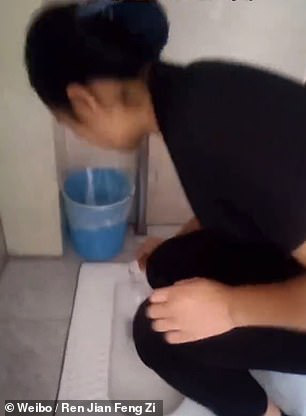 The staff member drinks the water from the toilet to demonstrate his skill, the leaders applaud and cheer - Photo 1.