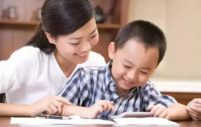 Thấy con làm 20:4=5 đúng mà cô giáo lại gạch sai, phụ huynh nghĩ bị cô trù liền đi chất vấn, cuối cùng phải tâm phục khẩu phục - Ảnh 2.