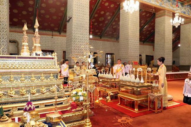 Hoàng quý phi Thái Lan đột ngột vắng bóng trong sự kiện hoàng gia, Hoàng hậu Suthida khẳng định vị trí của mình bằng chi tiết đầy tinh tế - Ảnh 1.