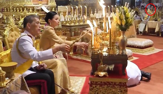 Hoàng quý phi Thái Lan đột ngột vắng bóng trong sự kiện hoàng gia, Hoàng hậu Suthida khẳng định vị trí của mình bằng chi tiết đầy tinh tế - Ảnh 2.