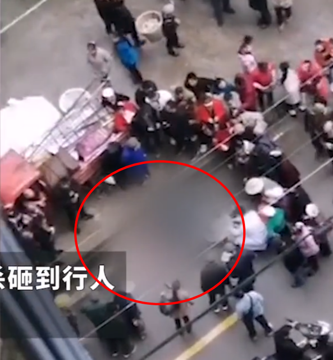 Họa từ trên trời rơi xuống: Đang đi bộ trên đường, cụ già 79 tuổi tử vong vì bị người lạ rơi trúng, câu chuyện đằng sau gây hoang mang - Ảnh 2. Họa từ trên trời rơi xuống: Đang đi bộ trên đường, cụ già 79 tuổi tử vong vì bị người lạ rơi trúng, câu chuyện đằng sau gây hoang mang - Ảnh 2.