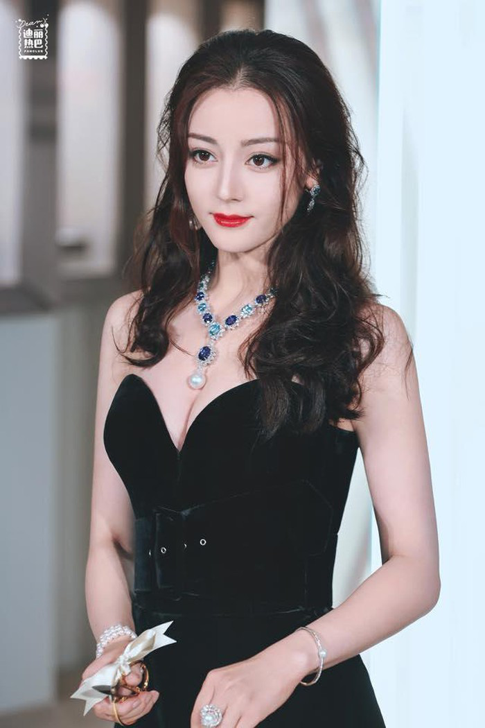 Chuyện cũ lật lại: Nữ thần Kim Ưng Địch Lệ Nhiệt Ba bị gán danh Thủy hậu vì nẫng giải của Dương Tử và nụ cười “giả trân” khi được xướng tên - Ảnh 9.