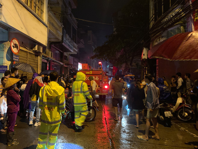 Giải cứu 5 người bị mắc kẹt trong cửa h&agrave;ng kinh doanh gas bị ch&aacute;y - Ảnh 2.