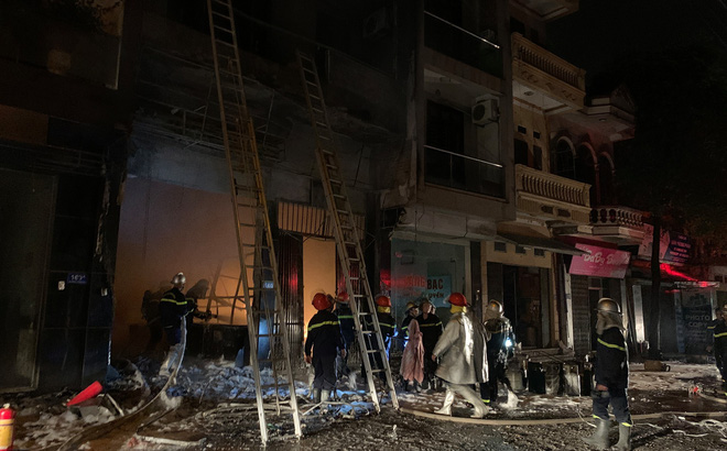 Giải cứu 5 người bị mắc kẹt trong cửa hàng kinh doanh gas bị cháy - Ảnh 1.