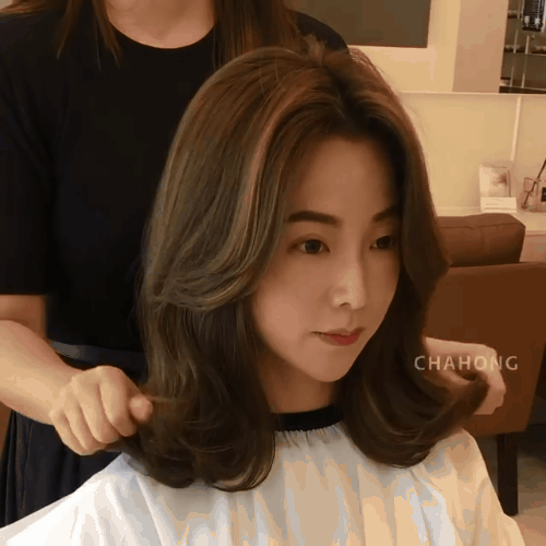 Kiểu tóc xoăn Hàn Quốc là một xu hướng đang được các tín đồ làm đẹp trên toàn thế giới theo đuổi. Kiểu tóc giúp bạn trông rất đáng yêu và ngọt ngào. Hãy xem hình ảnh để thấy sự khác biệt cho mái tóc của bạn.