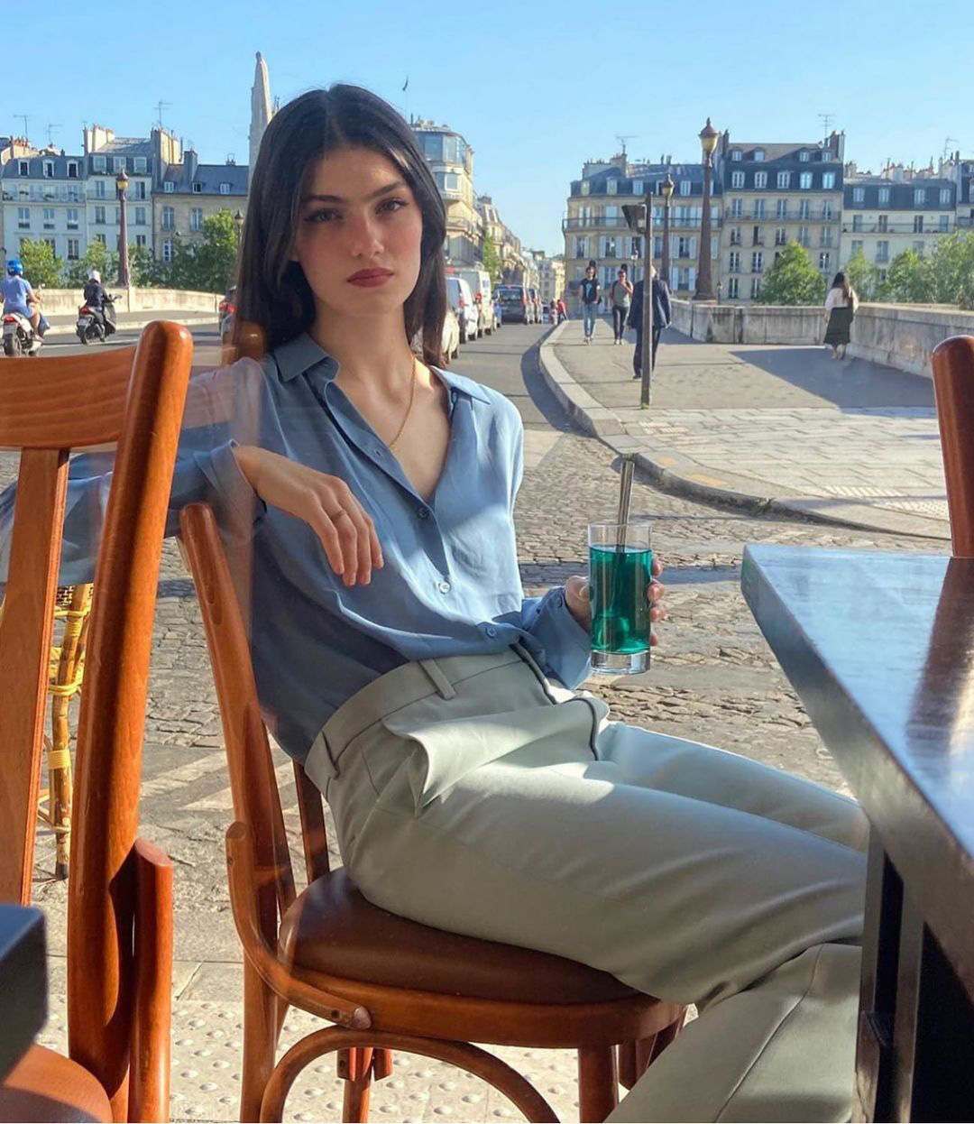Để có style mùa lạnh thanh lịch như quý cô Paris, bạn chỉ cần có trong tay 6 món đồ - Ảnh 5. Để có style mùa lạnh thanh lịch như quý cô Paris, bạn chỉ cần có trong tay 6 món đồ - Ảnh 5.