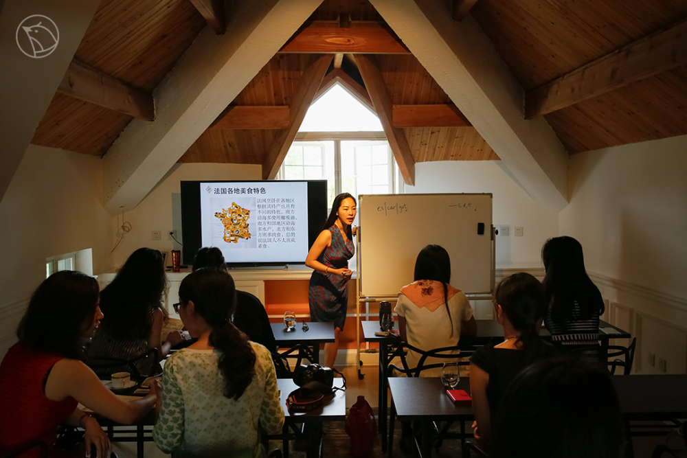 Đào tạo quý tộc kiểu Tây ở Trung Quốc: Học phí gần 300 triệu đồng, Hermes chỉ là bậc thang nhập môn - Ảnh 4. Đào tạo quý tộc kiểu Tây ở Trung Quốc: Học phí gần 300 triệu đồng, Hermes chỉ là bậc thang nhập môn - Ảnh 4.