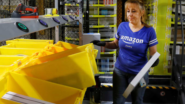Hiện thực t&agrave;n khốc tại Amazon: Đi l&agrave;m c&oacute; thể nhiễm Covid-19 hoặc ở nh&agrave; v&agrave; chết đ&oacute;i! - Ảnh 1.