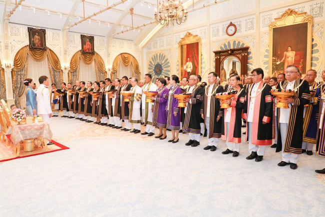 Hoàng hậu Thái Lan gây chú ý khi cùng lúc nhận 39 bằng danh dự, Hoàng quý phi cũng phải kiêng dè - Ảnh 1.