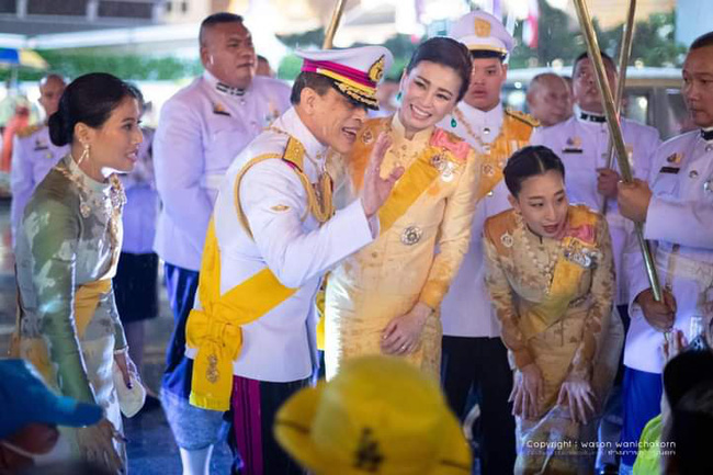 Hoàng hậu Thái Lan gây chú ý khi cùng lúc nhận 39 bằng danh dự, Hoàng quý phi cũng phải kiêng dè - Ảnh 5.