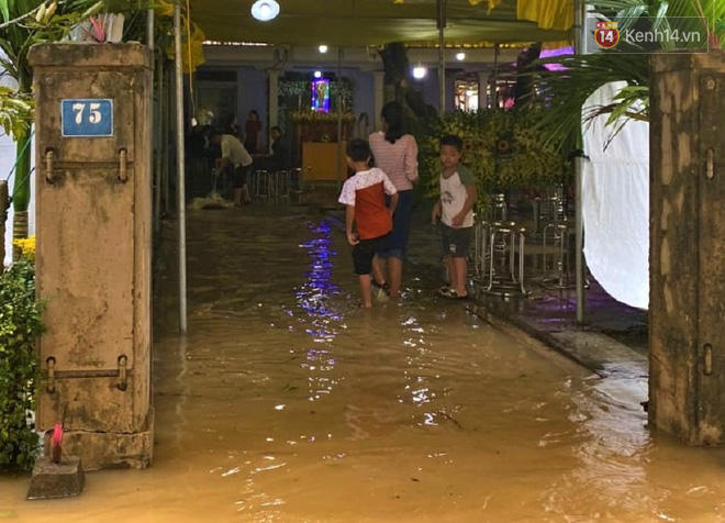 Chủ tịch huyện hy sinh khi cứu nạn Rào Trăng: Nhà ngập hơn 1 mét, mẹ già nằm viện, vẫn gác việc nhà lao vào vùng lũ vì dân  - Ảnh 4.