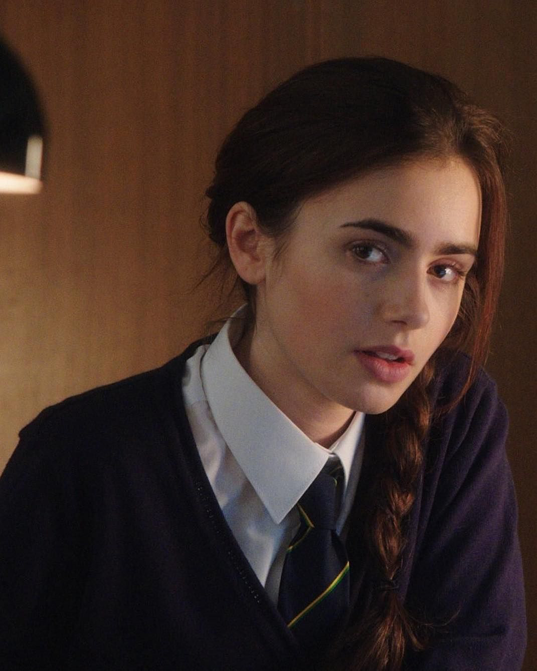 Nhan sắc vô thực của Lily Collins (Emily in Paris): Từ Bạch Tuyết e ấp đến nàng thơ chanh sả ở Paris, chị đẹp chị cân tất! - Ảnh 9. Nhan sắc vô thực của Lily Collins (Emily in Paris): Từ Bạch Tuyết e ấp đến nàng thơ chanh sả ở Paris, chị đẹp chị cân tất! - Ảnh 9.