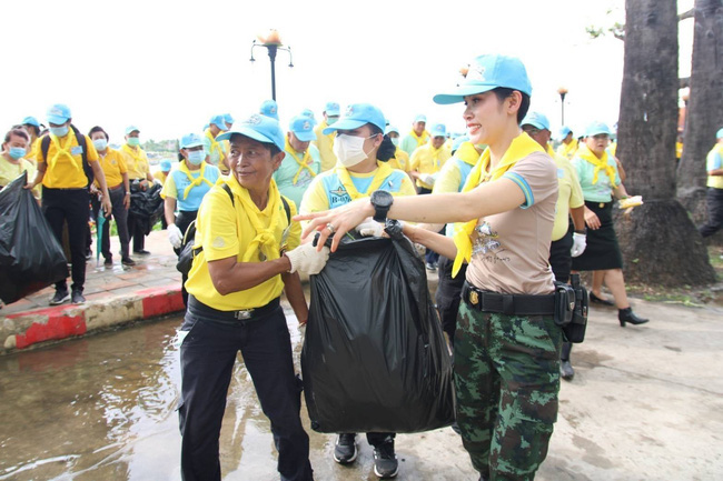 Hoàng quý phi Thái Lan lần đầu thực hiện nhiệm vụ hoàng gia một mình sau khi phục vị, gây ấn tượng mạnh nhưng lộ chi tiết gây khó hiểu - Ảnh 4.