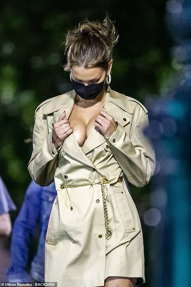 V&ograve;ng 1 trồi sụt kh&oacute; hiểu của Bella Hadid: Trước bị ch&ecirc; chảy xệ l&eacute;p kẹp, đến nay o &eacute;p căng tr&ograve;n như muốn nổ tung - Ảnh 2.