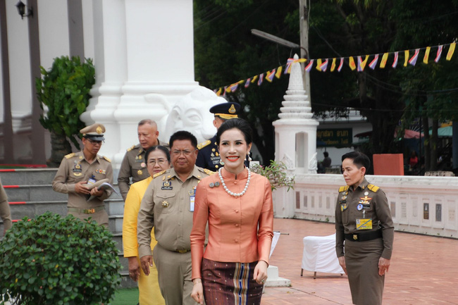 Hoàng quý phi Thái Lan tái xuất rực rỡ, thực hiện loạt nhiệm vụ hoàng gia, vị thế cùng nhan sắc ngày càng thăng hạng - Ảnh 1.