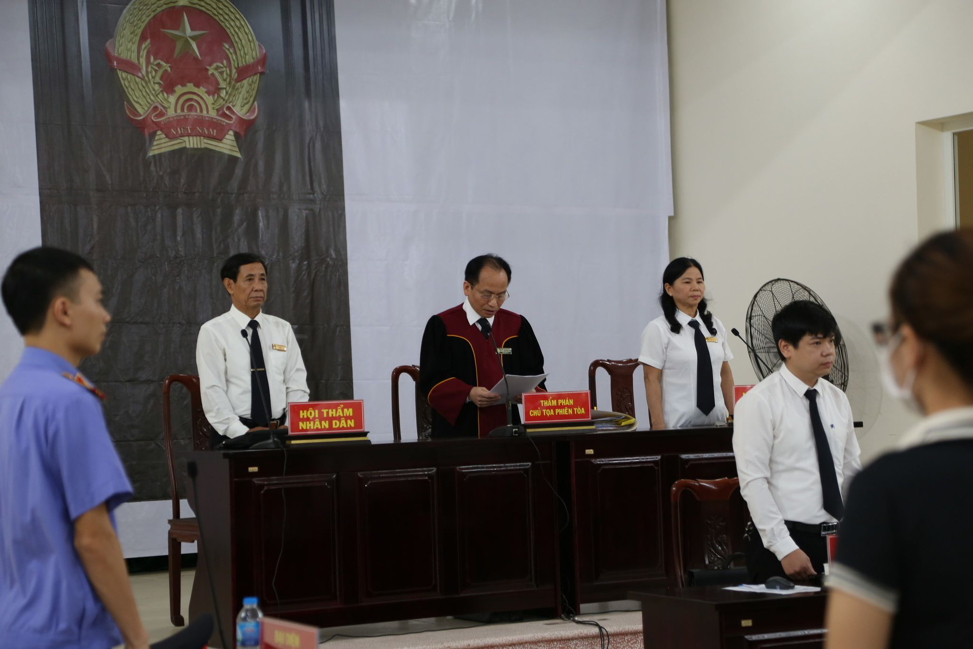 The girl was forced to kneel on the Nhàng grill: if the defendant Thien is sincere, repents and apologizes to me, I will consider requesting mitigation of punishment - Photo 5.