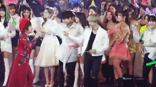 Làm vũ công phụ hoạ mà BTS đùa nhây chiếm trọn spotlight của tiền bối, V và Jimin còn ngang nhiên tình tứ - Ảnh 4.