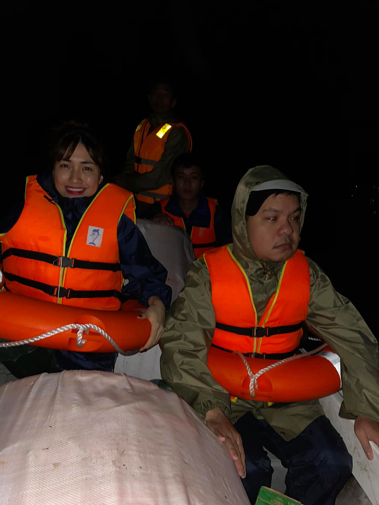 Hoa Minzy had trouble on the way to support the pregnant woman to the hospital in the middle of the flooded area, the representative spoke clearly about the truth - Photo 5.