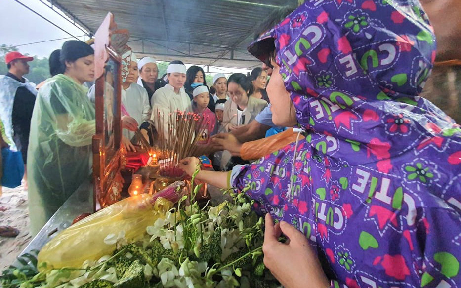 Hàng trăm người dân đội mưa đến tiễn đưa Chủ tịch huyện hy sinh ở Rào Trăng 3 về đất mẹ