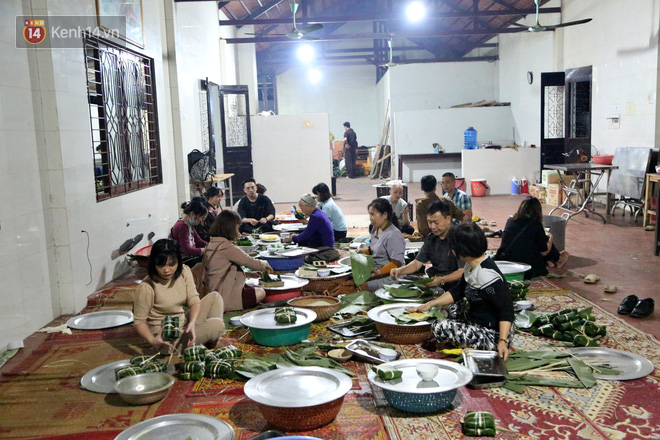 Người Hà Nội tập trung tại chùa, trắng đêm nấu bánh chưng gửi đến đồng bào miền Trung  - Ảnh 1.