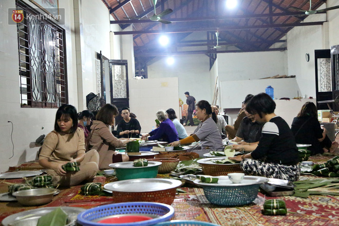 Người Hà Nội tập trung tại chùa, trắng đêm nấu bánh chưng gửi đến đồng bào miền Trung  - Ảnh 8.