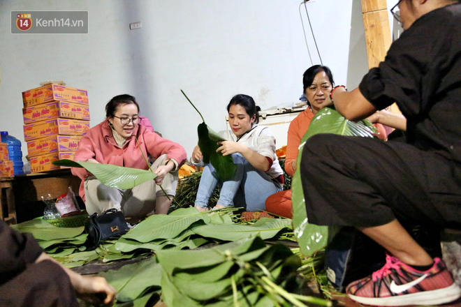 Người Hà Nội tập trung tại chùa, trắng đêm nấu bánh chưng gửi đến đồng bào miền Trung  - Ảnh 3.