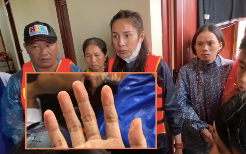 Xúc động hình ảnh bàn tay Thuỷ Tiên nhăn nheo sau nhiều ngày lội nước lũ cứu trợ miền Trung và câu chuyện đáng quý đằng sau