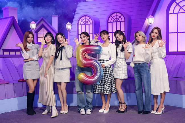 TWICE hát ca khúc mới trong album tặng fan dịp 5 năm debut nhưng lại bị netizen chê live dở, nghe thôi mà cũng thấy... hồi hộp - Ảnh 1.