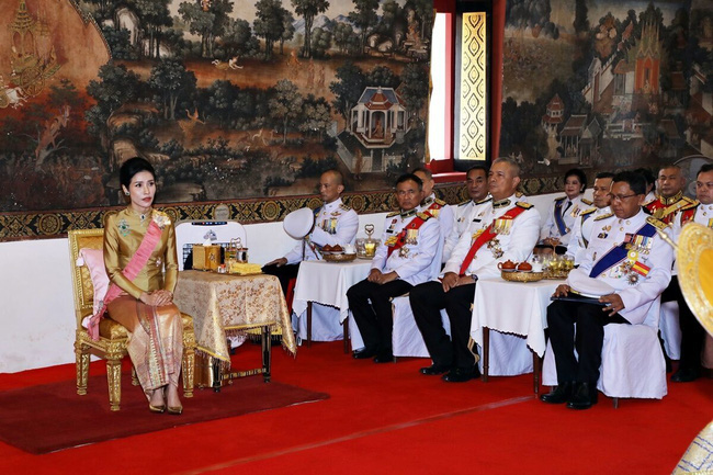 Hoàng quý phi Thái Lan nhận ân sủng mới từ nhà vua, phản ứng của Hoàng hậu Suthida nhận được nhiều sự chú ý - Ảnh 1.