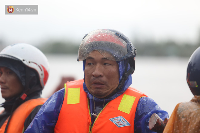 Tình người trong cơn lũ lịch sử ở Quảng Bình: Dân đội mưa lạnh, ăn mỳ tôm sống đi cứu trợ nhà ngập lụt - Ảnh 8.