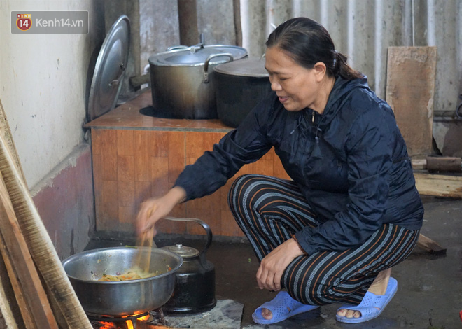 Phụ nữ Quảng Trị nấu ăn miễn phí cho thân nhân của 22 chiến sĩ hy sinh ở Sư đoàn 337 và người dân vùng ngập lũ - Ảnh 1.