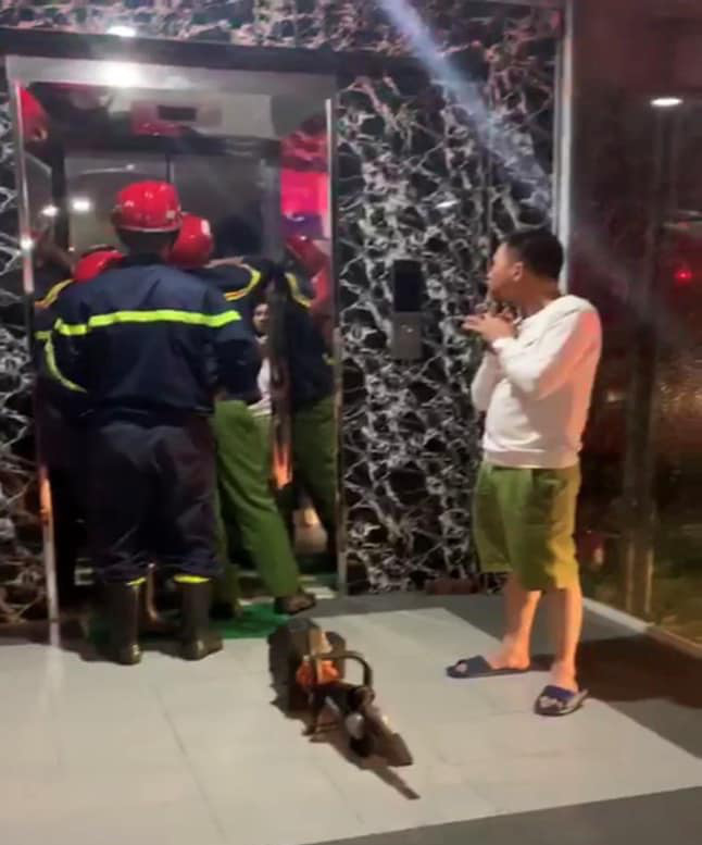 Hanoi: 17 people panicked when they were trapped in an elevator, fortunate to be rescued in time - Photo 1.