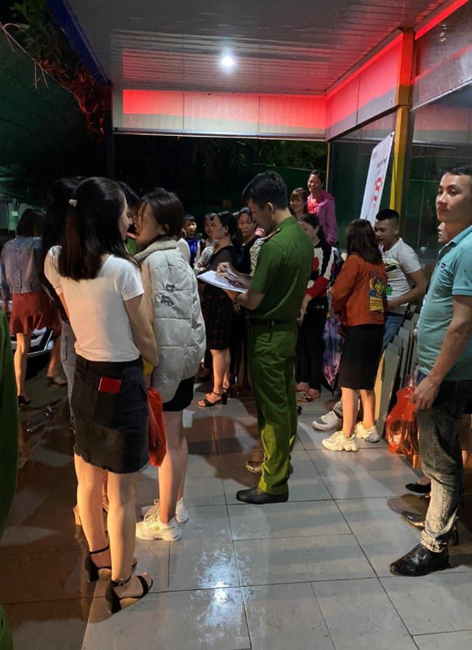 Hanoi: 17 people panicked when they were trapped in an elevator, lucky to be rescued in time - Photo 2.