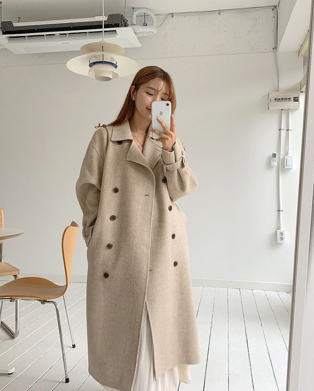 Sắm áo màu be, style của bạn chỉ có thanh lịch như gái Pháp hoặc sang xịn như gái Hàn trở lên - Ảnh 6. Sắm áo màu be, style của bạn chỉ có thanh lịch như gái Pháp hoặc sang xịn như gái Hàn trở lên - Ảnh 6.