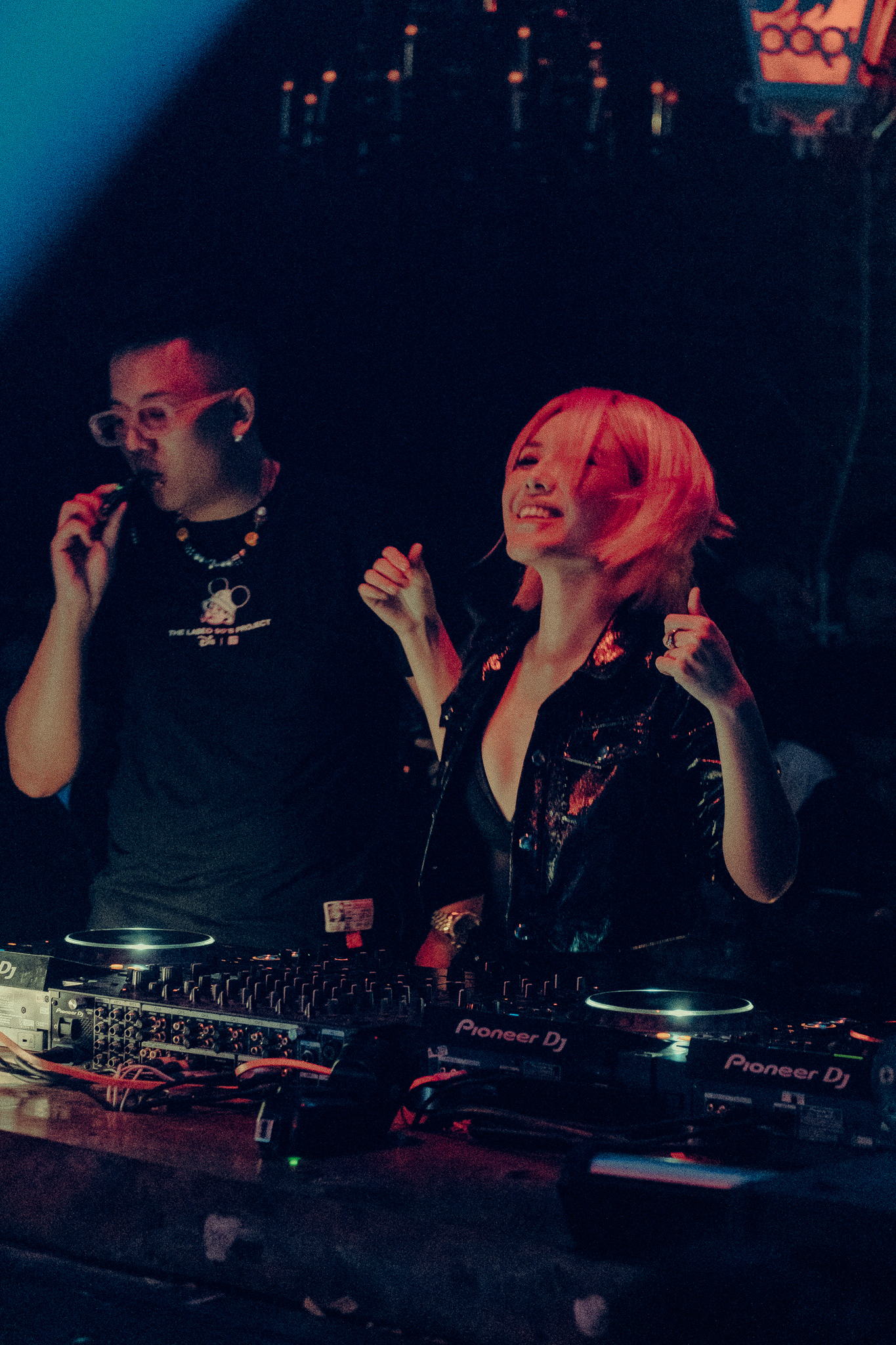 Dàn DJ nữ xinh đẹp “đốt cháy” đêm nhạc điện tử tôn vinh phái đẹp