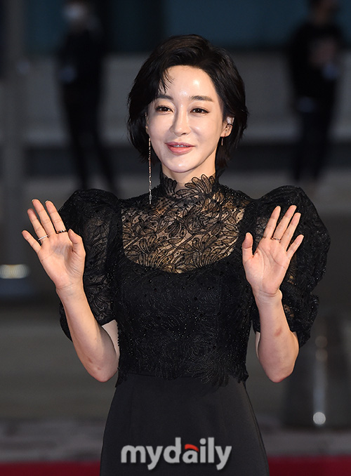 Today's hottest red carpet: crazy Seo Ye Ji is about to overflow, crushing actor Lee Byung Hun and the stars of Parasitology - Photo 10.