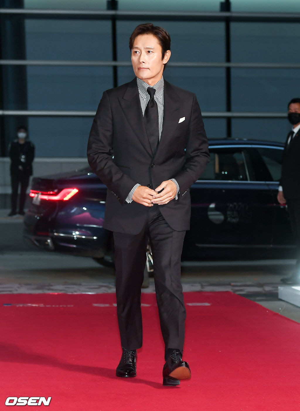 Today's hottest red carpet: crazy Seo Ye Ji is about to overflow, crushing actor Lee Byung Hun and stars Parasit - Photo 6.