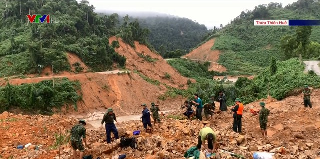Sạt lở Rào Trăng 3: Vẫn bị chia cắt trên đường 71, còn 3km nữa mới đến điểm các nạn nhân gặp nạn - Ảnh 2. Sạt lở Rào Trăng 3: Vẫn bị chia cắt trên đường 71, còn 3km nữa mới đến điểm các nạn nhân gặp nạn - Ảnh 2.