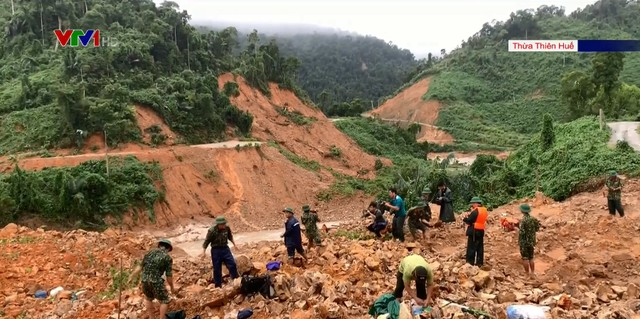 Sạt lở Rào Trăng 3: Vẫn bị chia cắt trên đường 71, còn 3km nữa mới đến điểm các nạn nhân gặp nạn - Ảnh 2.