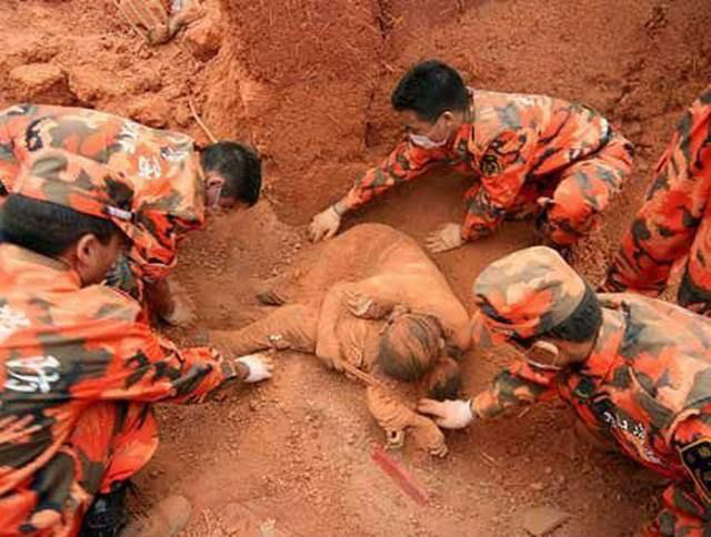 Sự thật về bức ảnh mẹ ôm chặt con dưới lớp bùn đất được cho là do sạt lở ở Quảng Trị lan truyền trên MXH - Ảnh 2.