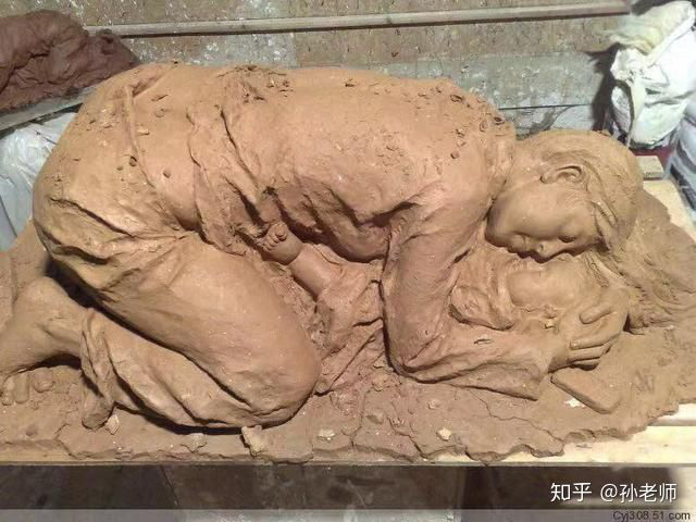 Sự thật về bức ảnh mẹ ôm chặt con dưới lớp bùn đất được cho là do sạt lở ở Quảng Trị lan truyền trên MXH - Ảnh 3.