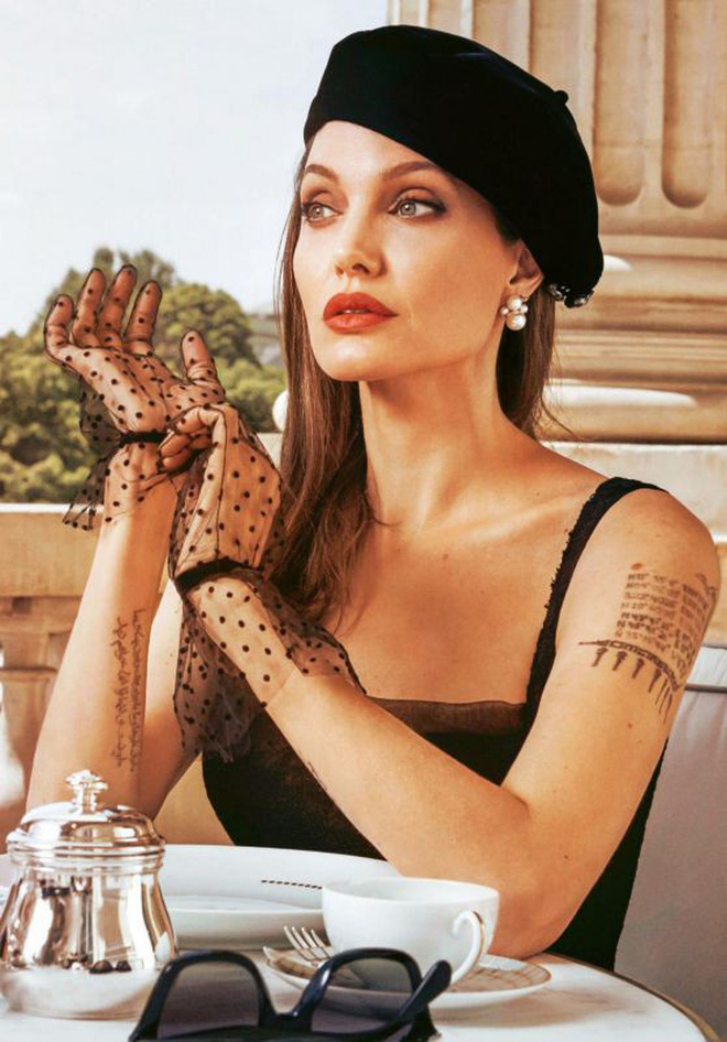 Angelina Jolie cho các con diện đồ cũ đi xem Eternals